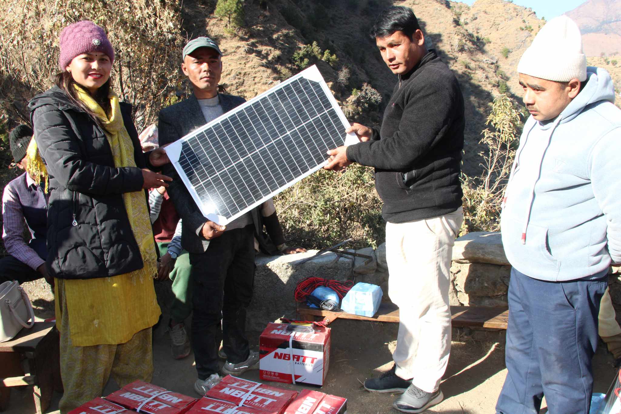 खप्तडछान्ना गाउँपालिकाद्धारा बामिलि टोलमा सोलार सेट वितरण